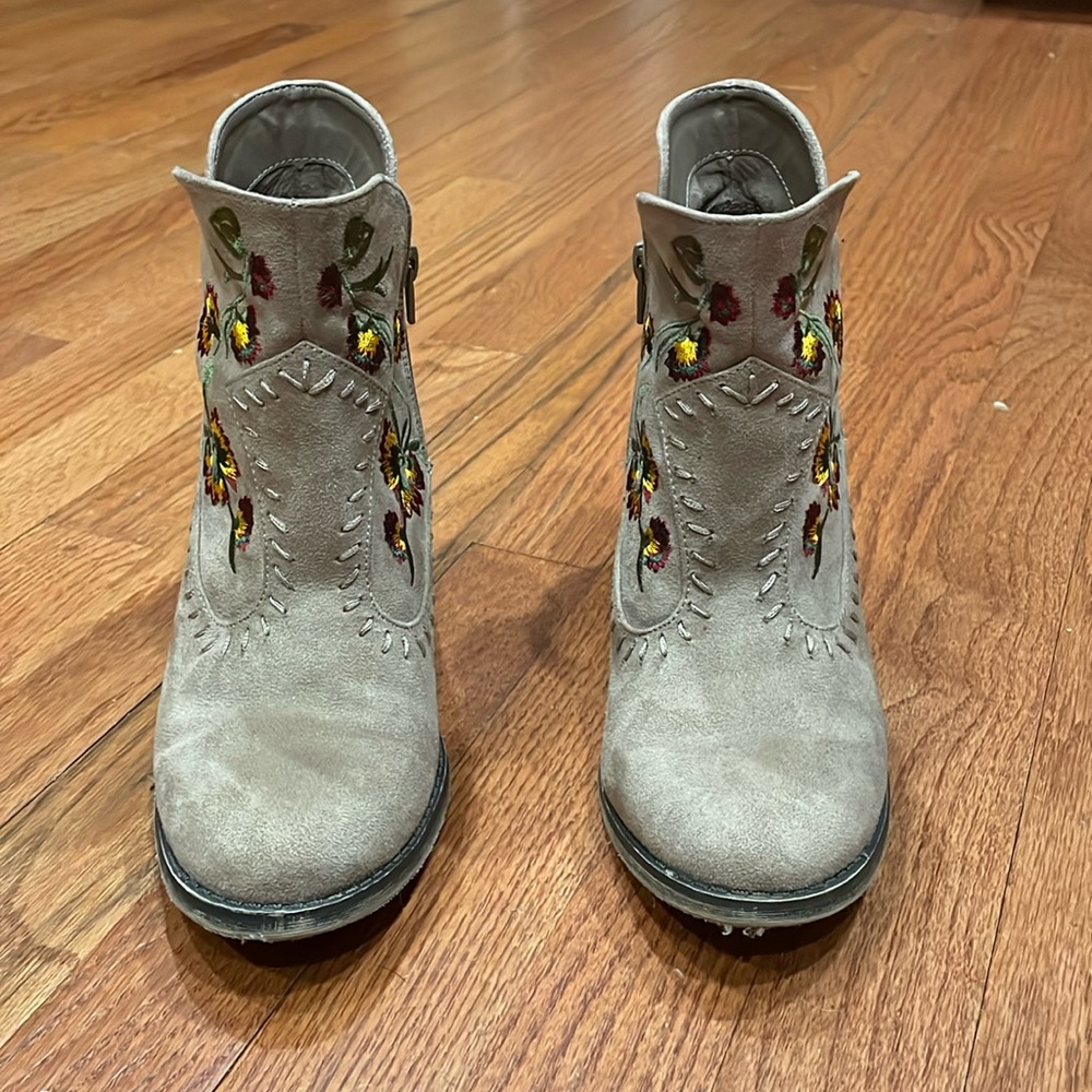 Mia size 7 sort boot taupe color with embroidered flower design 3” heel - Picture 2 of 10